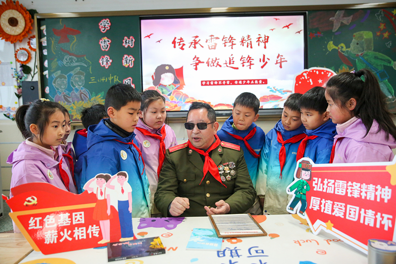2025年3月3日，江蘇南通如皋市安定小學里，傷殘軍人許波銀在思政小課堂上向學生講述雷鋒故事。