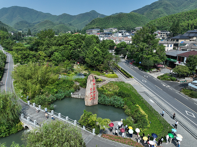 2023年8月11日，游客在浙江安吉余村參觀。
