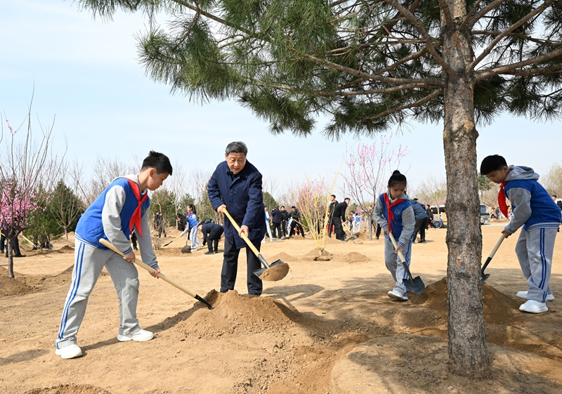 2025年4月3日，習近平總書記來到北京豐臺區永定河畔參加首都義務植樹活動。