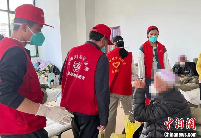 圖為得到妥善安置周到的服務，患者向志愿者豎起大拇指。　日喀則市委宣傳部供圖