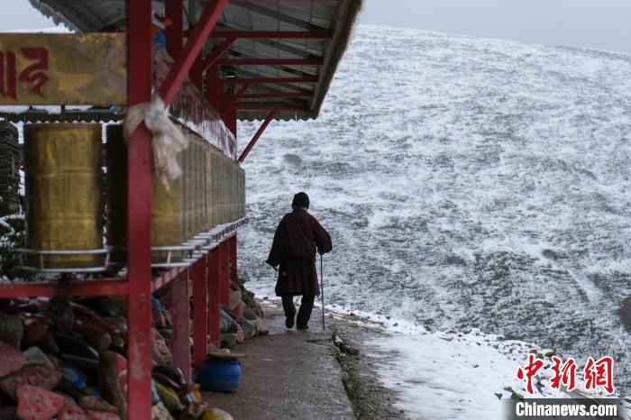 孜珠寺與雪山風光。　江飛波 攝