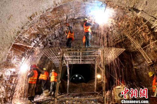 圖為施工人員正在進行隧道支護焊接作業。　陳暢 攝