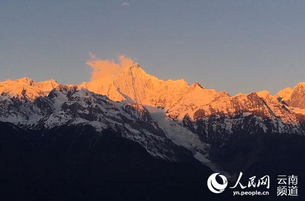迪慶梅里雪山“日照金山”景觀。（供圖）