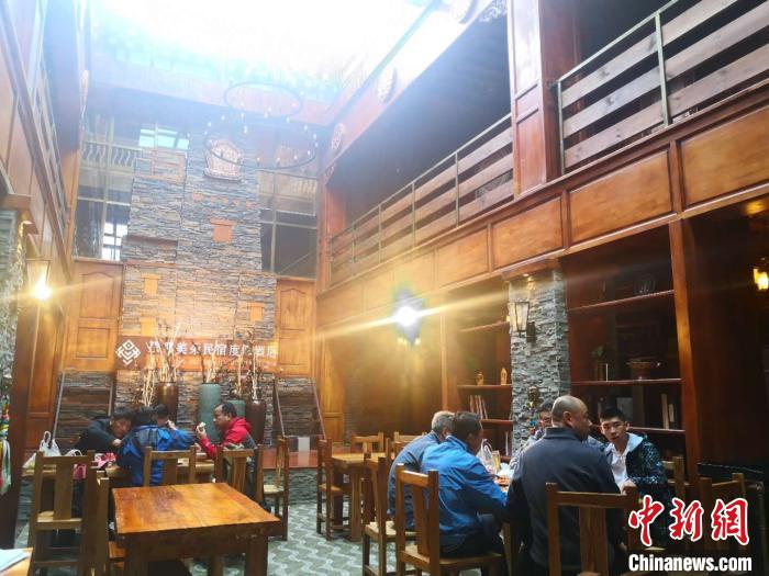 圖為扎尕那的藏式民宿酒店中，游客正在用餐。　史靜靜 攝