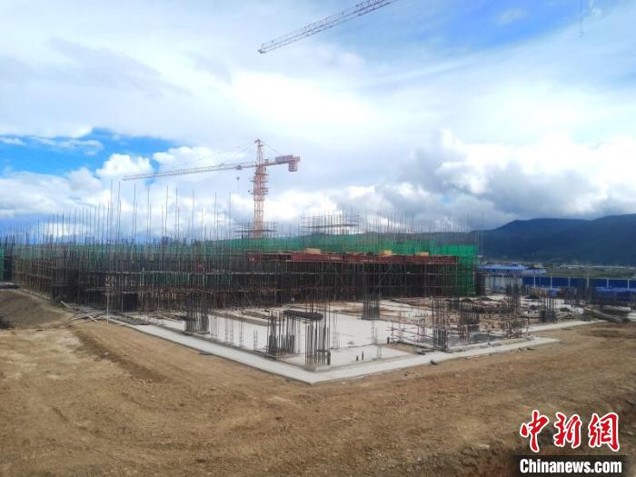圖為香格里拉站實現封頂。中國鐵路昆明局集團供圖