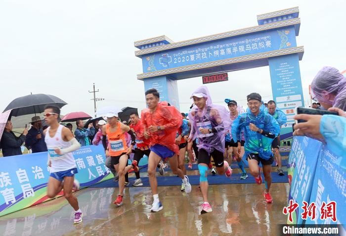 8月23日，拉卜楞高原半程馬拉松在甘加秘境景區鳴槍開跑?！「哒?攝