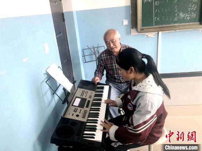 圖為趙興洲教學生彈電子琴。受訪者提供