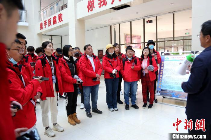 圖為中外媒體采訪三江源國家公園瀾滄江源園區(qū)生態(tài)保護(hù)成效。　張?zhí)砀?攝
