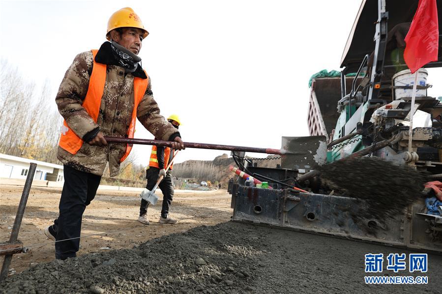 （經濟）（3）青海馬康公路進入路面施工階段
