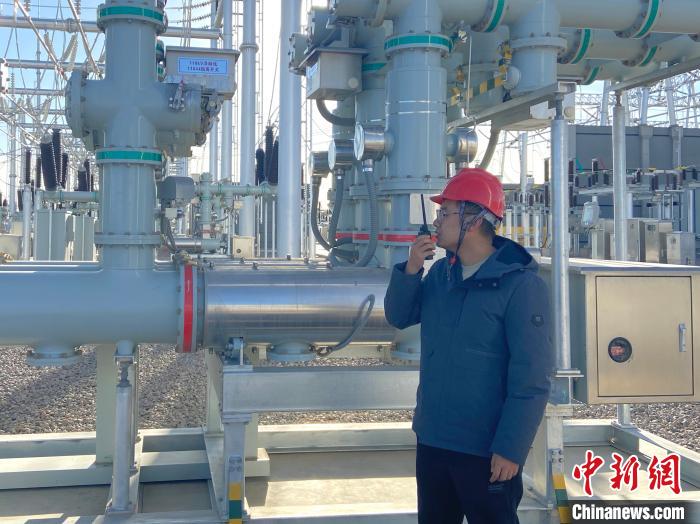 圖為國(guó)網(wǎng)青海檢修公司專業(yè)人員在沙柳變電站驗(yàn)收設(shè)備。　唐胥 攝