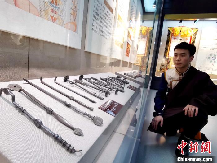 圖為陳展的藏醫手術器械。　張添福 攝