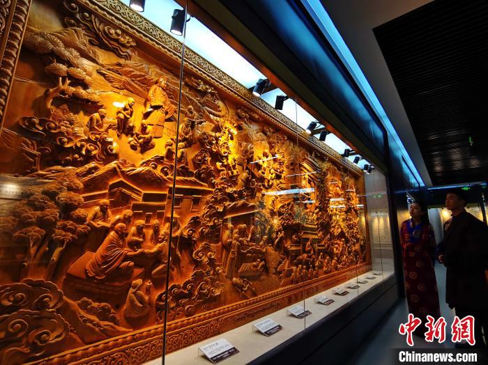 圖為青海大學(xué)民族醫(yī)學(xué)博物館陳展的歷代知名藏醫(yī)浮雕。　張?zhí)砀?攝