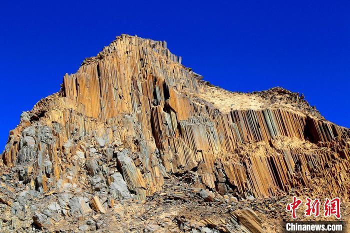 青海發現距今2.2億年火山巖柱狀節理群酷似“巨锏”立山巔
