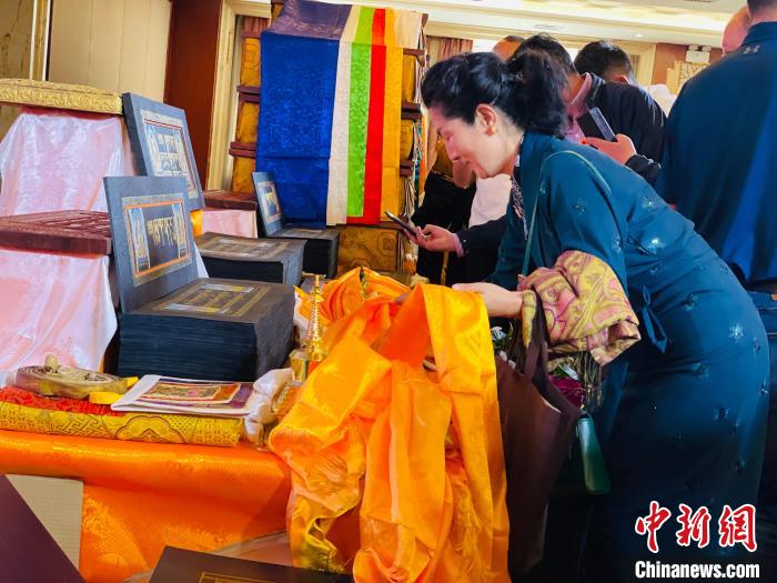 圖為現場藏族民眾向黃金書寫的大藏經《甘珠爾》敬獻哈達。　孫睿 攝