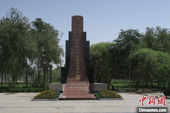 圖為位于于田縣中心的中國人民解放軍獨立騎兵師先遣連進(jìn)藏紀(jì)念碑。　楊程晨 攝