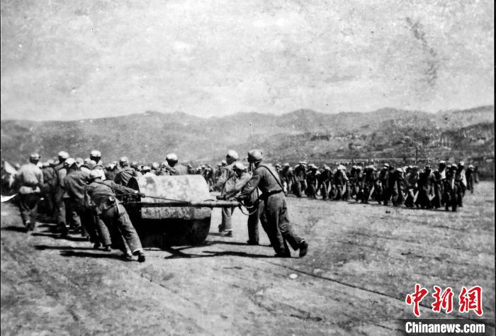 十八軍戰士修建機場跑道。(歷史圖片由十八軍后代張小康提供，劉炳科翻拍)