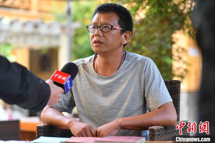 圖為和澗秋接受記者采訪?！⑷疥?攝