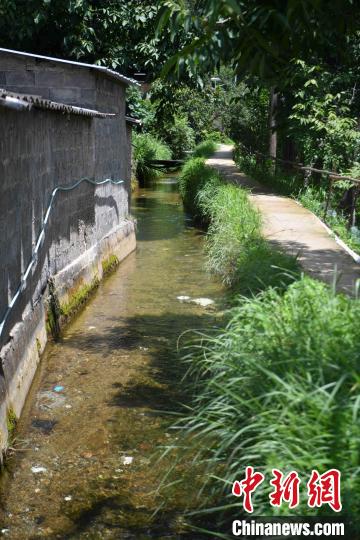 圖為至今仍在流淌的楚援溝?！⑷疥?攝