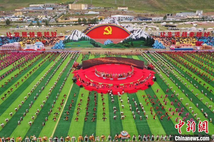 圖為玉樹藏族自治州成立70周年慶祝大會現場。　馬銘言 攝