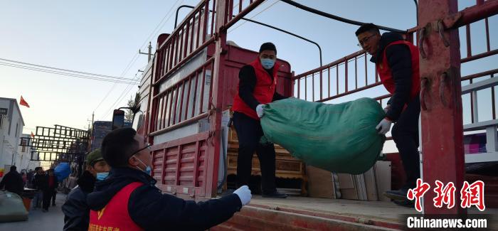 圖為志愿者幫忙搬運家具等物資。　魏建軍 攝