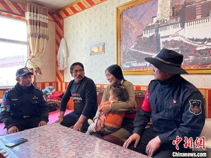 圖為派出所民警和義警入戶了解情況。　祁繡娟 攝