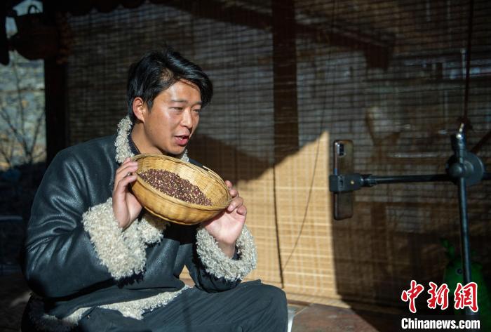 洛桑在鏡頭前介紹家鄉(xiāng)特產(chǎn)?！⒅铱?攝