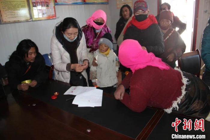 青海省婦聯(lián)追授瑪多縣女干部索拉三八紅旗手稱號(hào)