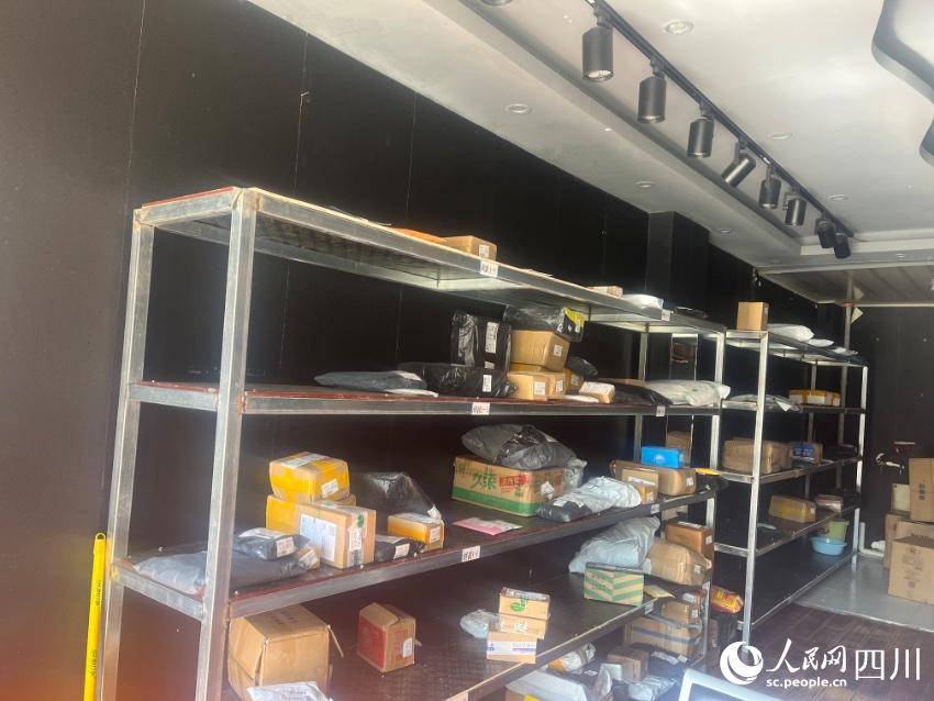 縣城自提點包裹。諸葛輝攝