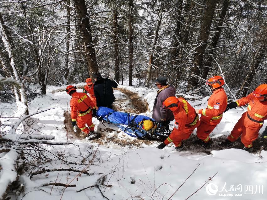 四姑娘山靠前駐防分隊緊急救援登山墜崖游客。程雪力攝