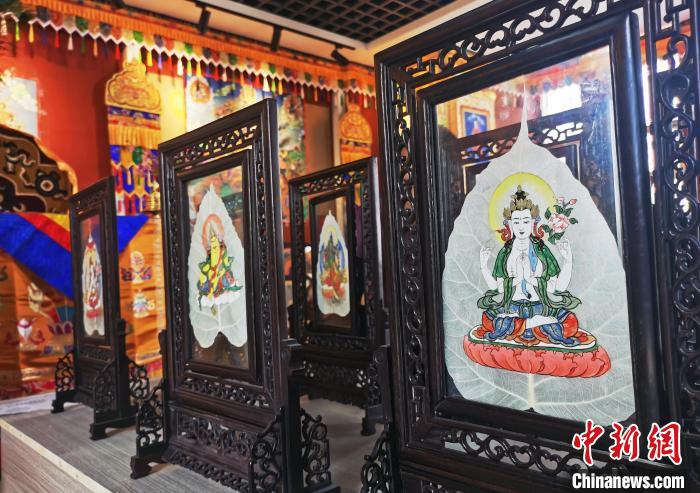 圖為久美尖措創(chuàng)作的藝術品?！?zhí)砀?攝