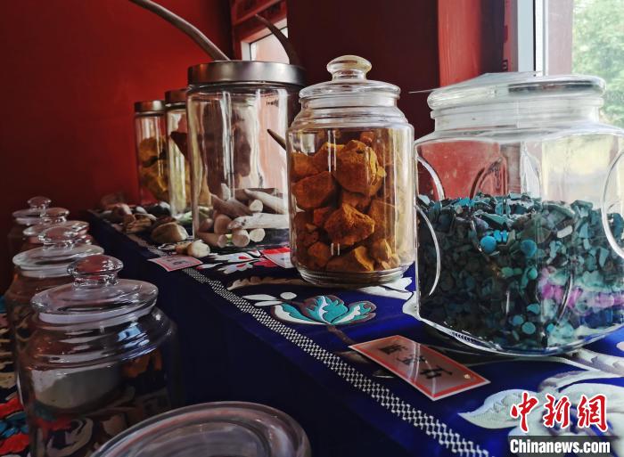 圖為唐卡繪畫礦物顏料展示?！?zhí)砀?攝