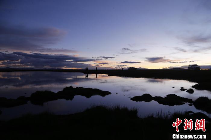圖為夕陽(yáng)下的查旦濕地。　馬銘言 攝