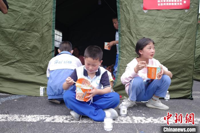 四川瀘定地震震中見聞：磨西鎮的熱鬧與寂靜