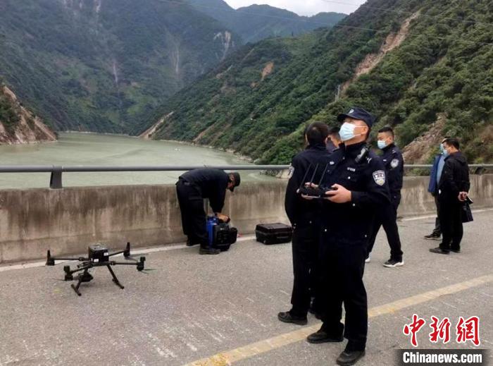 民警組成的搜尋隊利用無人機在震區開展空中巡查。　甘孜州公安局供圖