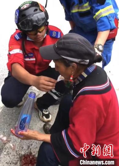 筠連筠愛青年應急救援隊救援人員正在為傷員傷口清理。　受訪者供圖