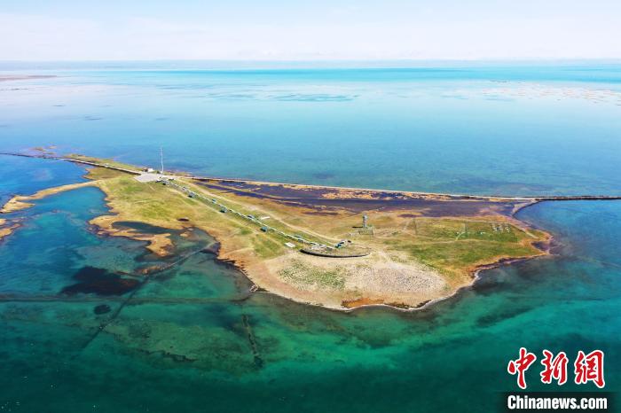 圖為無人機(jī)航拍青海湖。　趙海梅 攝