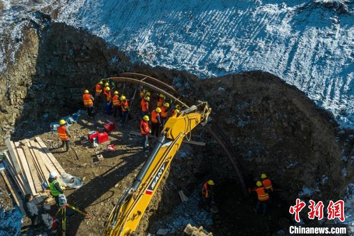 西成高鐵紅原2號隧道出口工人師傅正在進行導向墻、管棚施工作業。　劉忠俊 攝