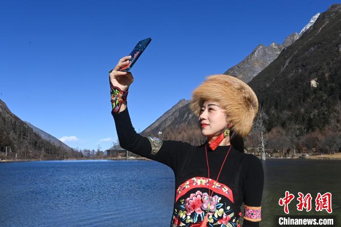 游人在畢棚溝景區拍照留念。　安源 攝