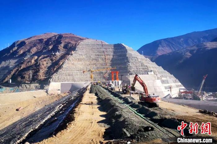 巴塘水電站大壩封頂現(xiàn)場。　中國安能第三工程局供圖