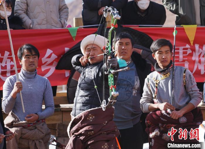 圖為藏族民眾比拼射箭技藝?！●R銘言 攝