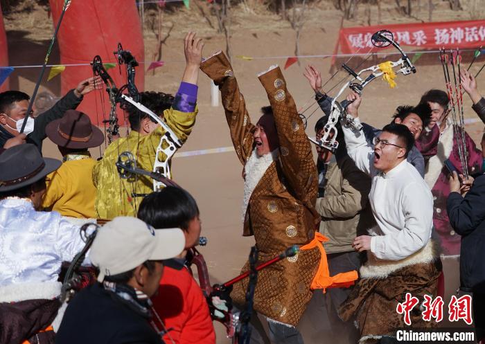 圖為藏族民眾跺腳歡呼慶祝弓箭手射中靶心。　馬銘言 攝