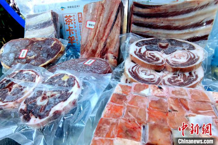 圖為前來參展的柴達(dá)木肉類。　李雋 攝