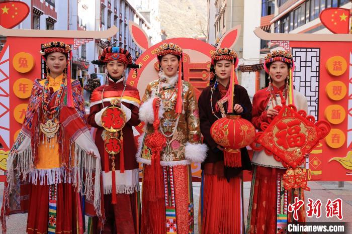 丹巴美女送祝福，迎新年?！±钣腊?攝
