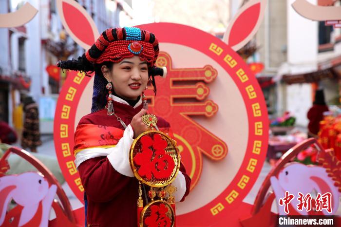 身著嘉絨藏族服飾的丹巴女孩送祝福。　吉靜 攝