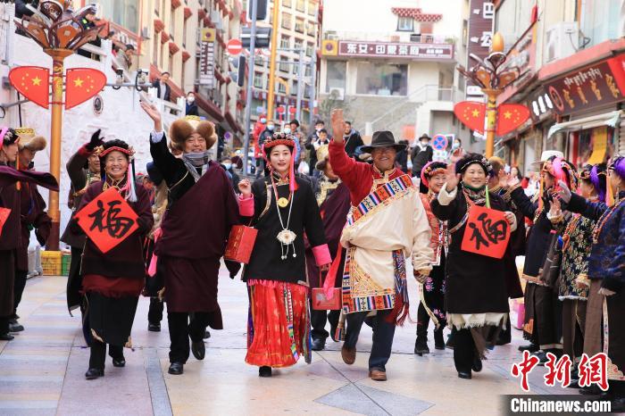 丹巴街頭快閃送祝福。　李永安 攝