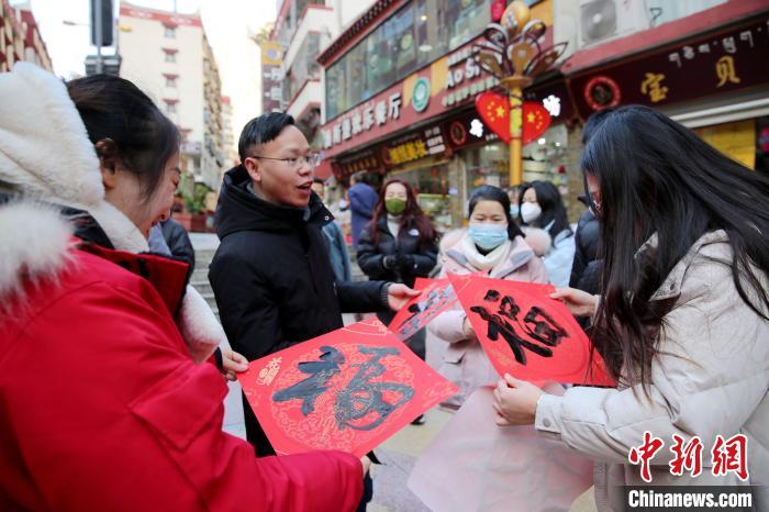 街頭市民收到送的“福”字。　李永安 攝