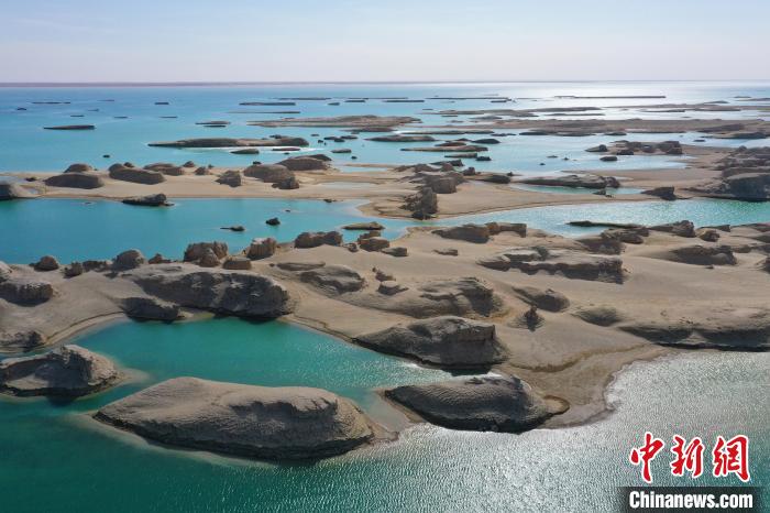 航拍青海大柴旦烏素特水上雅丹奇特景觀。　馬銘言 攝