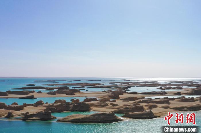航拍青海大柴旦烏素特水上雅丹奇特景觀。　馬銘言 攝