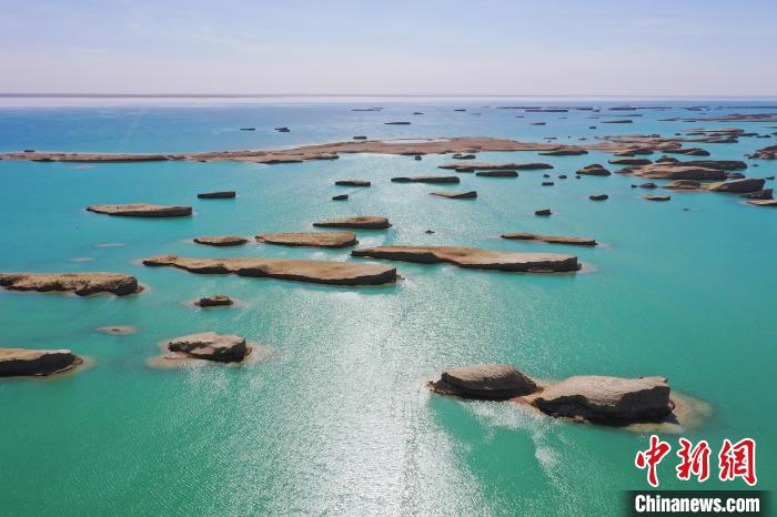 航拍青海大柴旦烏素特水上雅丹奇特景觀。　馬銘言 攝