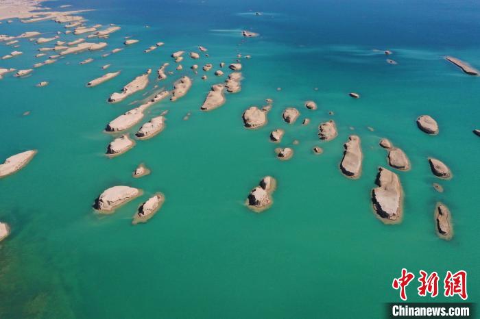 航拍青海大柴旦烏素特水上雅丹奇特景觀。　馬銘言 攝